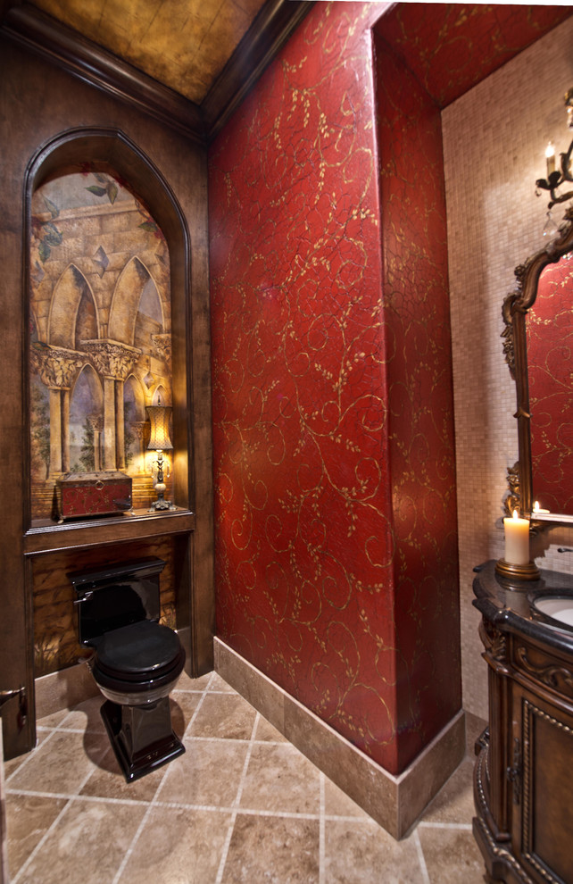 Klassische Gästetoilette mit Unterbauwaschbecken, verzierten Schränken, Granit-Waschbecken/Waschtisch, Toilette mit Aufsatzspülkasten, beigen Fliesen, roter Wandfarbe, Travertin und dunklen Holzschränken in Houston