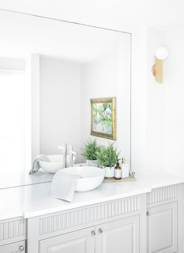Inspiration för mellanstora klassiska toaletter, med möbel-liknande, grå skåp, en toalettstol med separat cisternkåpa, grå väggar, mellanmörkt trägolv, ett fristående handfat, bänkskiva i kvartsit och grått golv