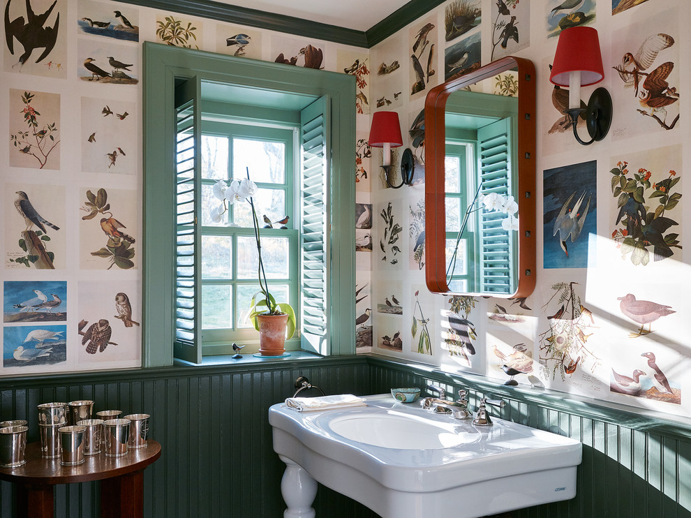 Cette image montre un WC et toilettes traditionnel avec un mur multicolore et un plan vasque.