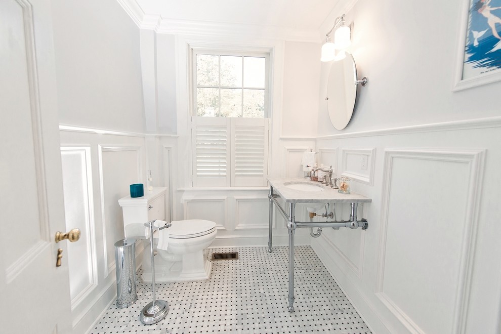 Inspiration pour un WC et toilettes traditionnel de taille moyenne avec un plan vasque, un plan de toilette en marbre, un mur blanc, un sol en carrelage de porcelaine et WC séparés.