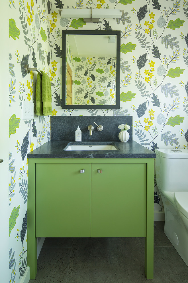 Ejemplo de aseo tradicional renovado con armarios con paneles lisos, puertas de armario verdes, paredes multicolor, lavabo bajoencimera y suelo gris