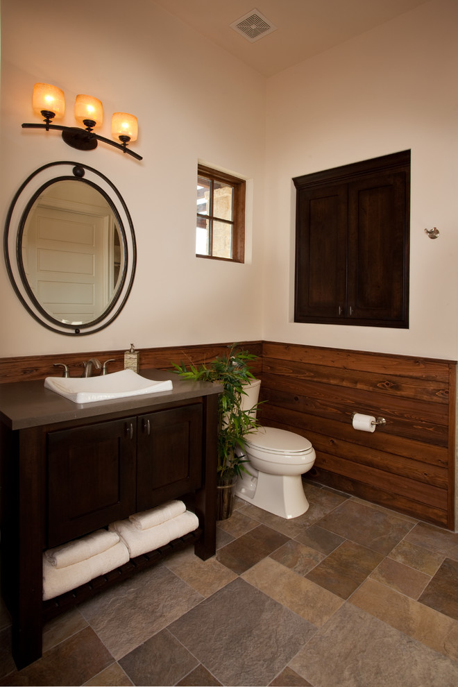 Foto di un bagno di servizio classico con lavabo a bacinella, consolle stile comò e WC monopezzo