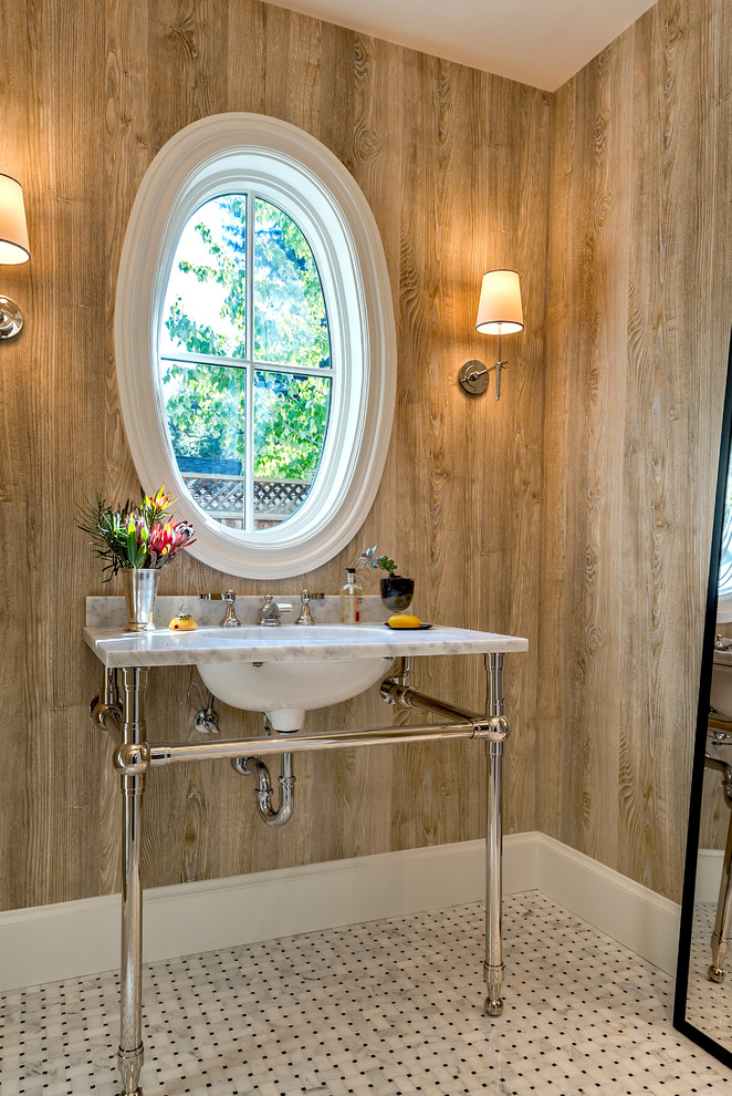 Источник вдохновения для домашнего уюта: туалет в стиле неоклассика (современная классика) с консольной раковиной, коричневыми стенами и мраморным полом