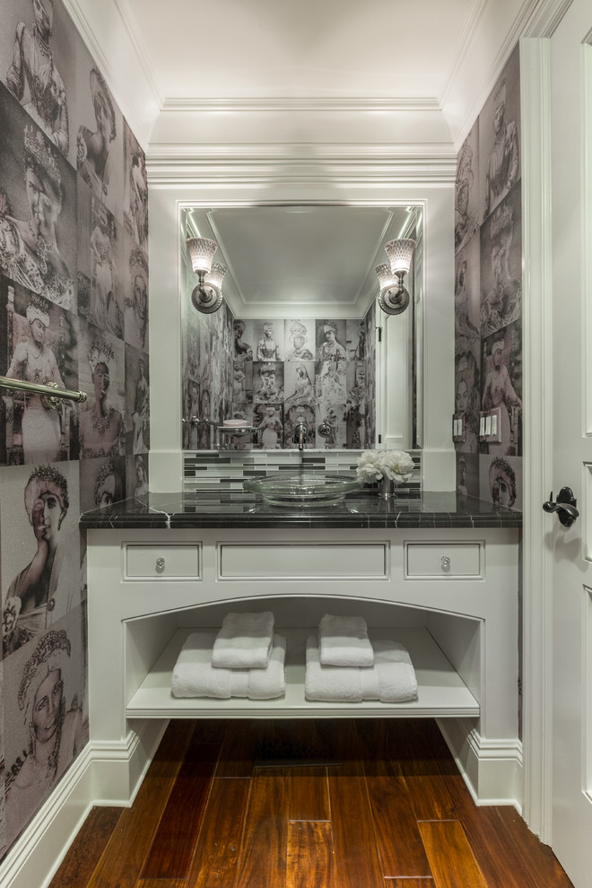 Esempio di un piccolo bagno di servizio classico con ante bianche, WC monopezzo, pareti multicolore, parquet scuro, lavabo a bacinella e top in marmo