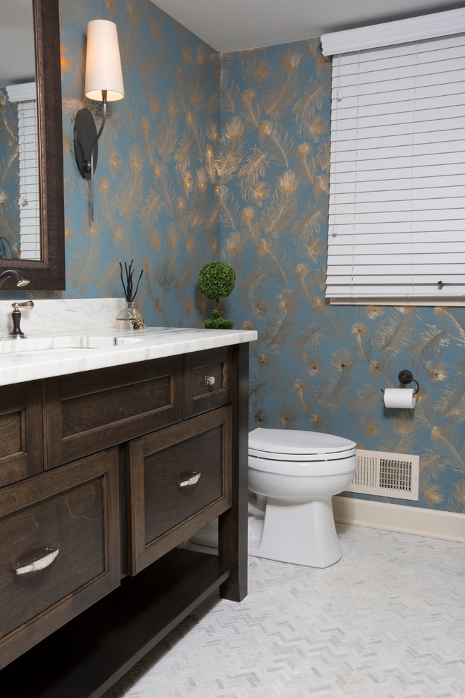 Idéer för ett litet klassiskt toalett, med luckor med infälld panel, skåp i mörkt trä, en toalettstol med separat cisternkåpa, vit kakel, blå väggar, marmorgolv, bänkskiva i kvarts och ett undermonterad handfat