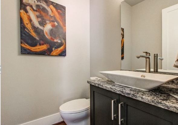 Mittelgroße Moderne Gästetoilette mit Aufsatzwaschbecken, Schrankfronten mit vertiefter Füllung, schwarzen Schränken, Toilette mit Aufsatzspülkasten und beiger Wandfarbe in Seattle
