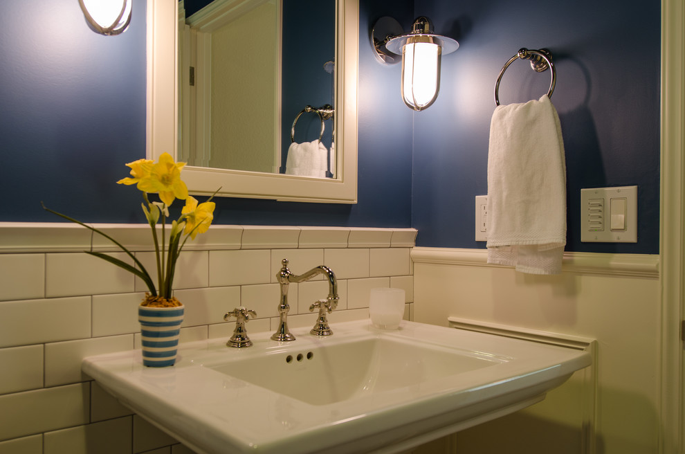 На фото: маленький туалет в классическом стиле с белой плиткой, керамической плиткой, синими стенами, раковиной с пьедесталом и белыми фасадами для на участке и в саду