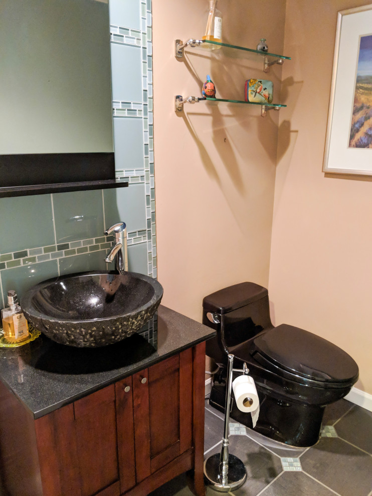 Kleine Moderne Gästetoilette mit flächenbündigen Schrankfronten, hellbraunen Holzschränken, Toilette mit Aufsatzspülkasten, beigen Fliesen, Porzellanfliesen, beiger Wandfarbe, Porzellan-Bodenfliesen, Unterbauwaschbecken, Quarzwerkstein-Waschtisch, grauem Boden, weißer Waschtischplatte, schwebendem Waschtisch und Tapetenwänden in Seattle