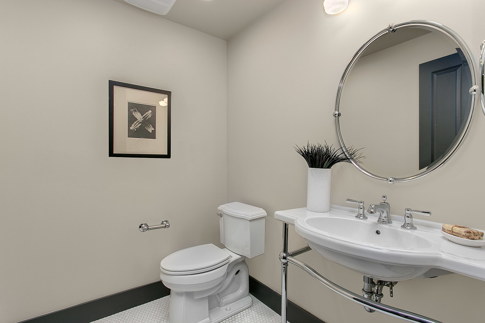 На фото: большой туалет в классическом стиле с консольной раковиной, раздельным унитазом, белой плиткой, серыми стенами и мраморным полом с