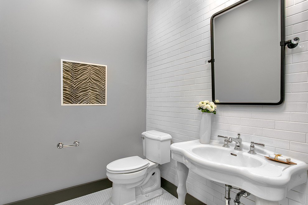 Große Klassische Gästetoilette mit Waschtischkonsole, Wandtoilette mit Spülkasten, weißen Fliesen, grauer Wandfarbe und Marmorboden in Seattle