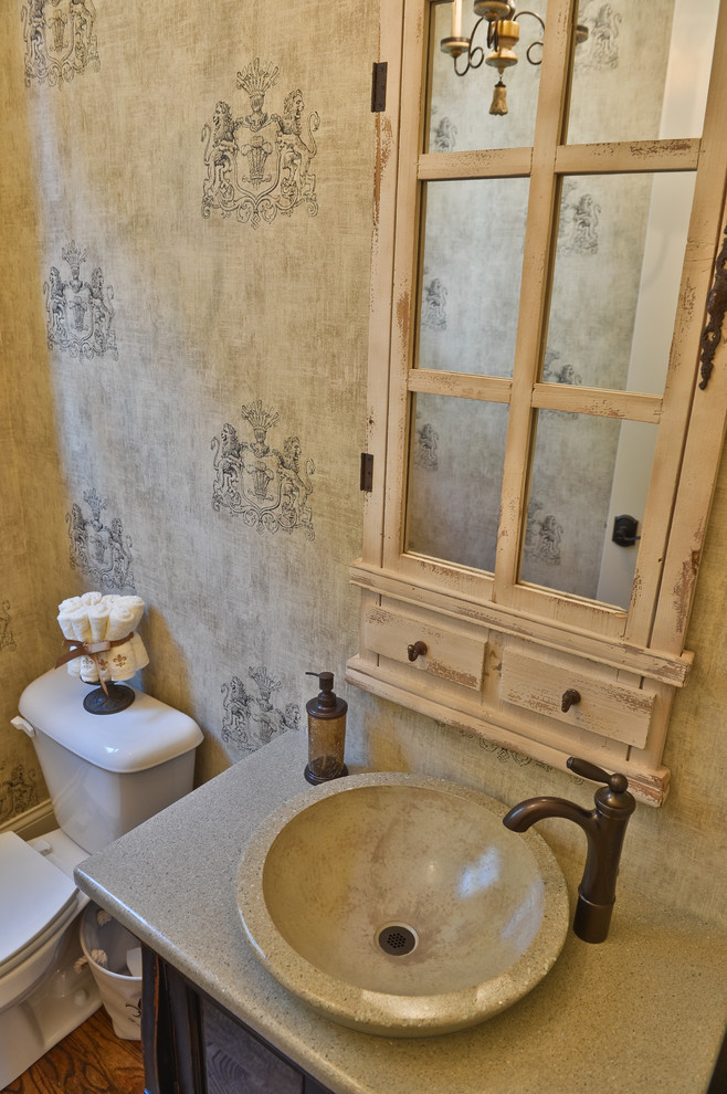 Источник вдохновения для домашнего уюта: туалет с фасадами островного типа, темными деревянными фасадами и столешницей из искусственного камня