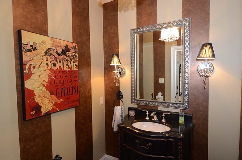 Immagine di un piccolo bagno di servizio tradizionale con consolle stile comò, ante in legno bruno, pareti multicolore, lavabo sottopiano e top in granito
