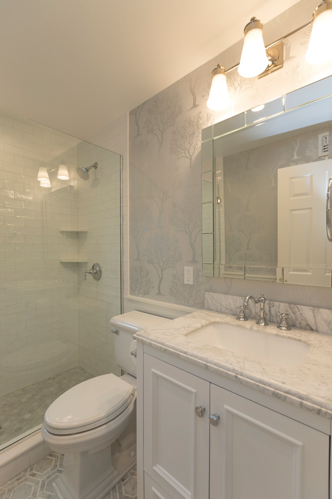 Aménagement d'un WC et toilettes contemporain de taille moyenne avec des carreaux de céramique, un mur blanc, un sol en marbre, un lavabo encastré, un plan de toilette en granite, un sol gris et un plan de toilette blanc.