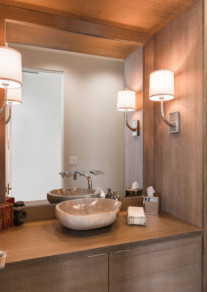 Kleine Moderne Gästetoilette mit flächenbündigen Schrankfronten, hellen Holzschränken, beiger Wandfarbe und Aufsatzwaschbecken in Seattle