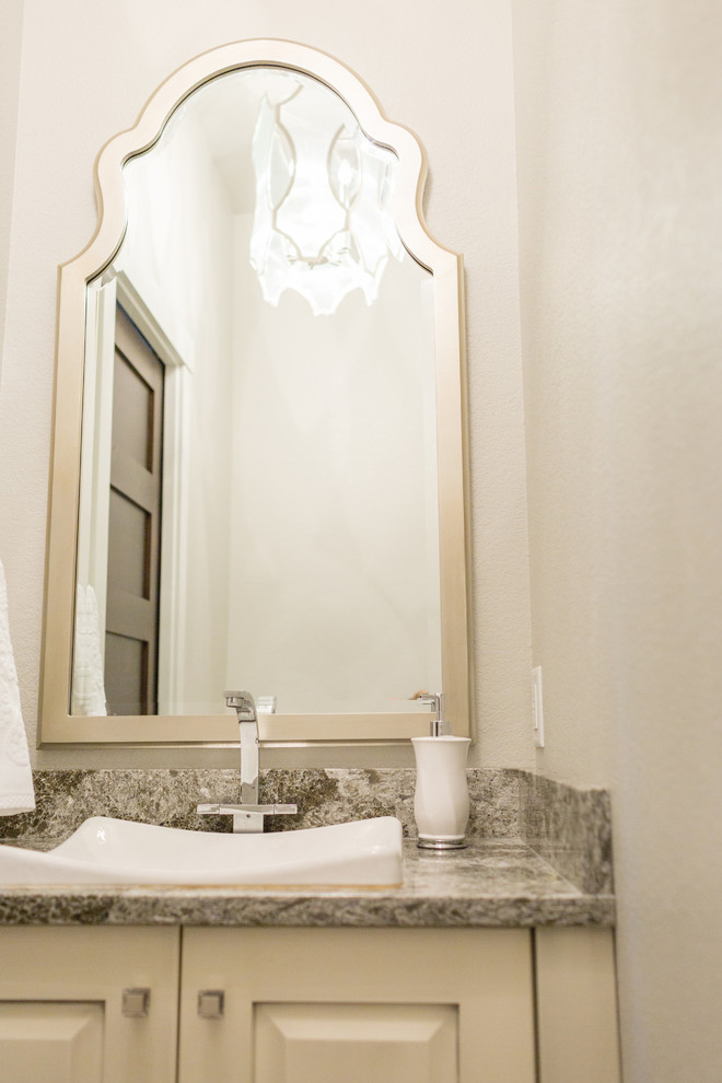 Idee per un bagno di servizio classico con ante con bugna sagomata, ante beige, pareti bianche e top in granito