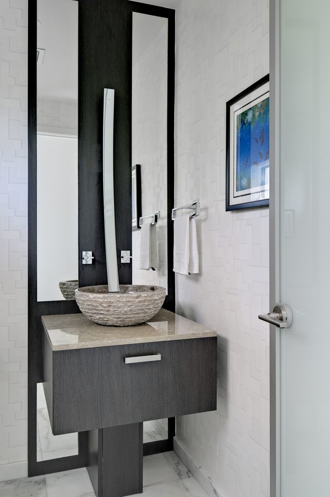 マイアミにあるコンテンポラリースタイルのおしゃれなトイレ・洗面所 (ベッセル式洗面器、グレーの洗面カウンター) の写真