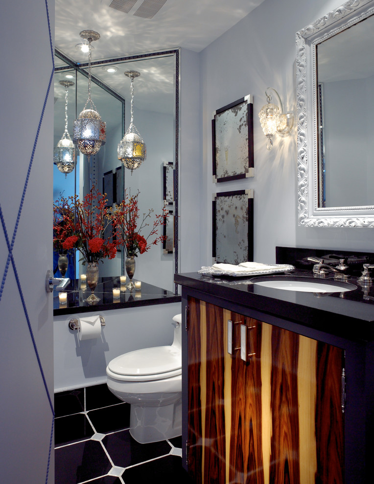 マイアミにあるエクレクティックスタイルのおしゃれなトイレ・洗面所 (黒い洗面カウンター) の写真