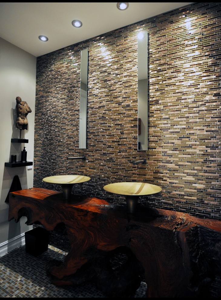 Moderne Gästetoilette mit Aufsatzwaschbecken, Waschtisch aus Holz, farbigen Fliesen und Stäbchenfliesen in Miami