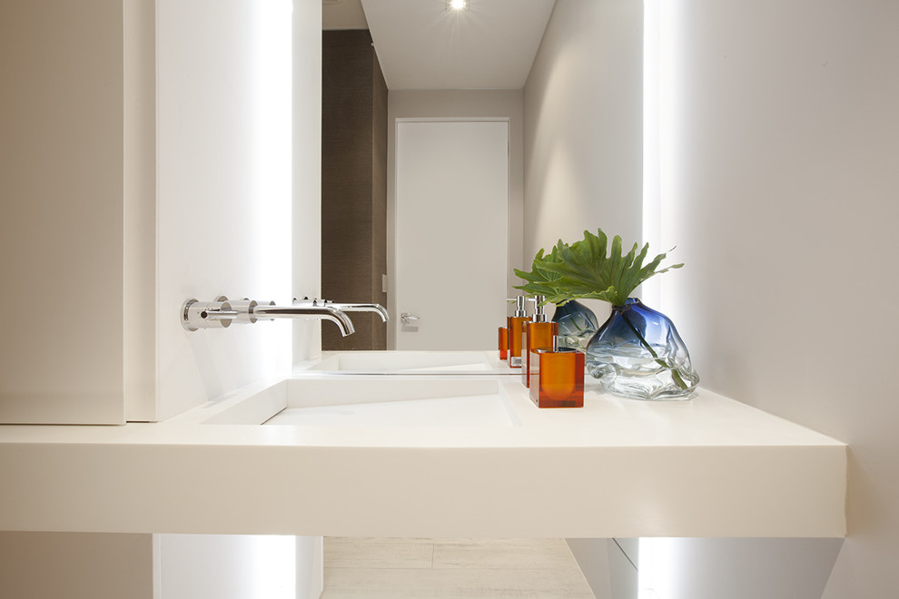 Moderne Gästetoilette mit Porzellan-Bodenfliesen in Miami