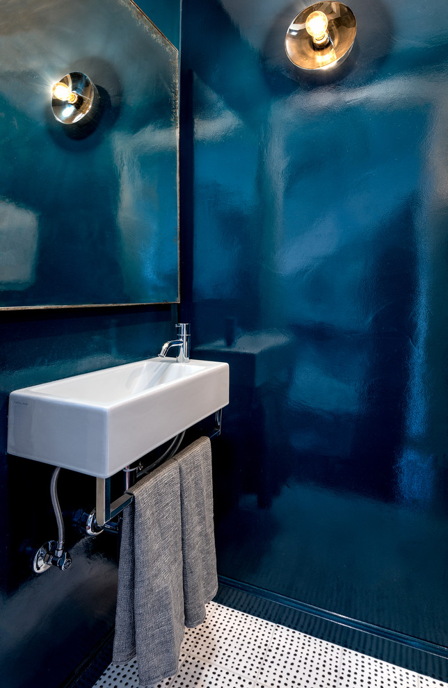 Idee per un piccolo bagno di servizio minimal con pareti blu, pavimento con piastrelle in ceramica, lavabo sospeso e pavimento bianco