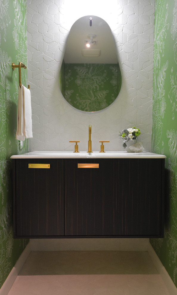 Пример оригинального дизайна: туалет в стиле ретро с темными деревянными фасадами, белой плиткой, плиткой мозаикой, зелеными стенами, полом из мозаичной плитки и монолитной раковиной