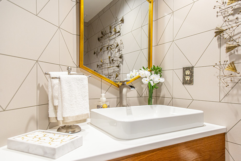 Foto på ett litet 50 tals vit toalett, med släta luckor, skåp i ljust trä, grå väggar, ljust trägolv, ett nedsänkt handfat, bänkskiva i kvarts och gult golv