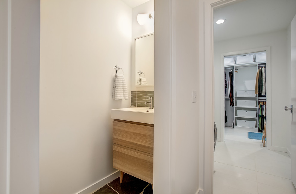 Стильный дизайн: туалет среднего размера в стиле ретро с плоскими фасадами, светлыми деревянными фасадами, белыми стенами, полом из сланца, монолитной раковиной, столешницей из кварцита и серым полом - последний тренд