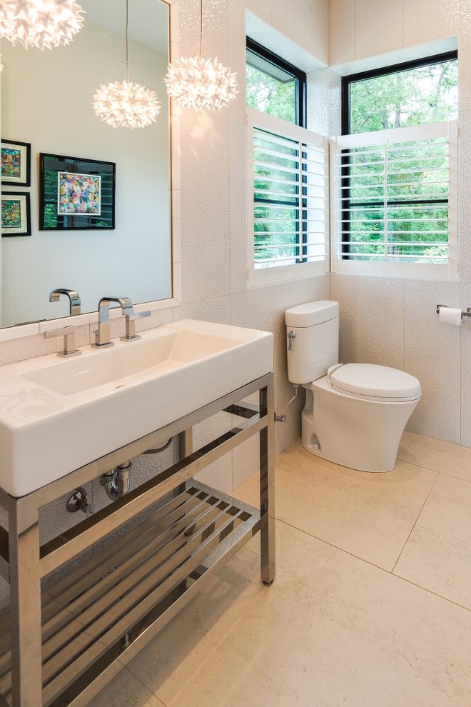 Mittelgroße Mid-Century Gästetoilette mit Toilette mit Aufsatzspülkasten, weißen Fliesen, weißer Wandfarbe, Porzellan-Bodenfliesen und beigem Boden in Wilmington