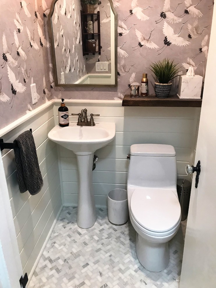 Exemple d'un grand WC et toilettes rétro avec un mur blanc et un sol en carrelage de terre cuite.