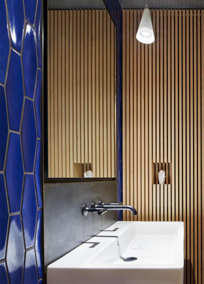 На фото: маленький туалет в стиле ретро с унитазом-моноблоком, синей плиткой, керамической плиткой, синими стенами, полом из керамической плитки, раковиной с пьедесталом и черным полом для на участке и в саду