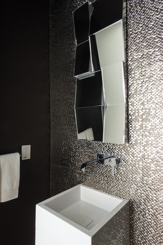 Свежая идея для дизайна: туалет в современном стиле с металлической плиткой, черными стенами и раковиной с пьедесталом - отличное фото интерьера