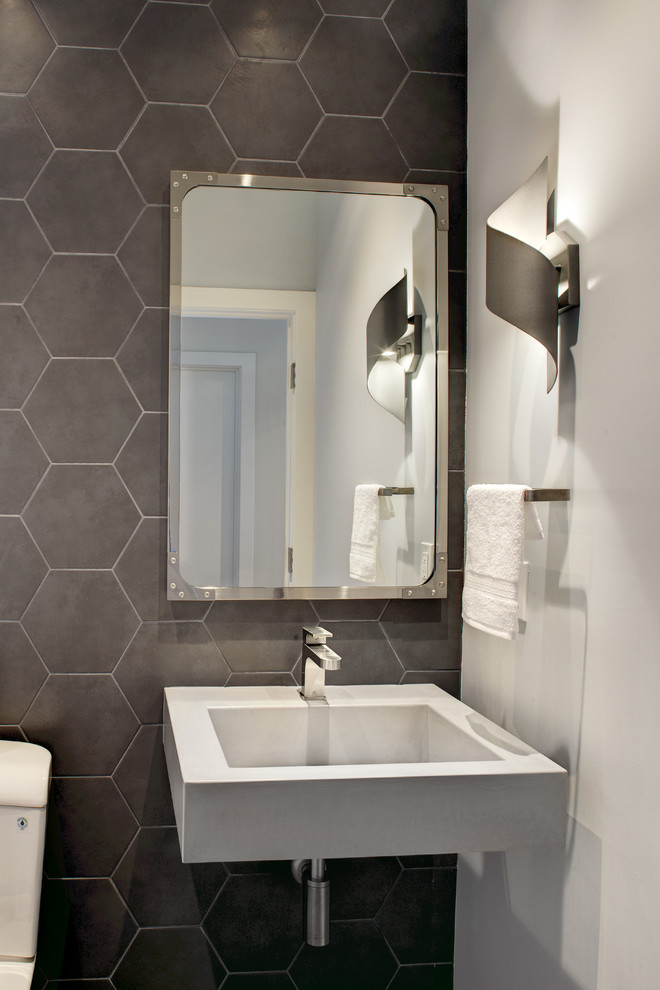 Idee per un piccolo bagno di servizio moderno con WC a due pezzi, piastrelle grigie, piastrelle in ceramica, pareti grigie e lavabo sospeso