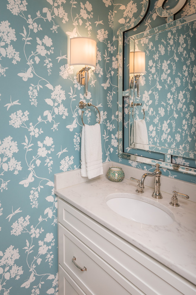 Esempio di un bagno di servizio chic con ante in stile shaker, ante bianche, pareti multicolore, lavabo sottopiano e top bianco