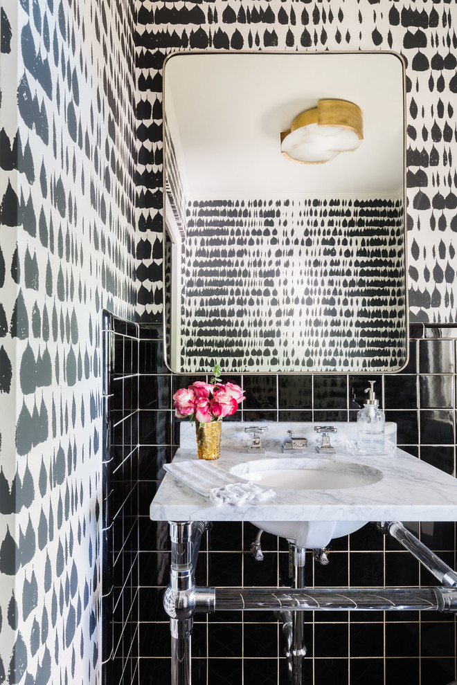 Moderne Gästetoilette mit offenen Schränken, schwarzen Fliesen, Porzellanfliesen, schwarzer Wandfarbe, Wandwaschbecken und Marmor-Waschbecken/Waschtisch in Sonstige