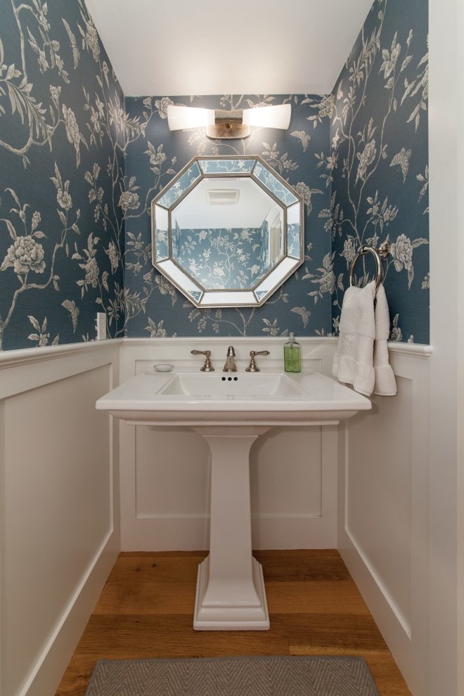 Immagine di un piccolo bagno di servizio tradizionale con pareti blu