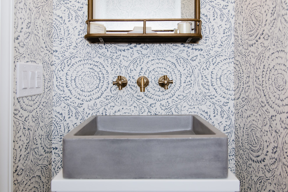 Idéer för ett litet klassiskt vit toalett, med släta luckor, vita skåp, en toalettstol med hel cisternkåpa, blå väggar, mellanmörkt trägolv, ett fristående handfat, träbänkskiva och brunt golv