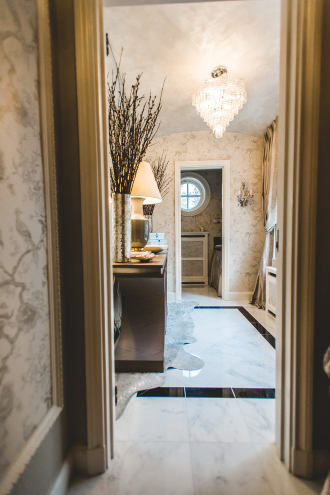 Foto di un piccolo bagno di servizio vittoriano con lavabo da incasso, top in marmo, piastrelle bianche, piastrelle in pietra, pareti grigie e pavimento in marmo