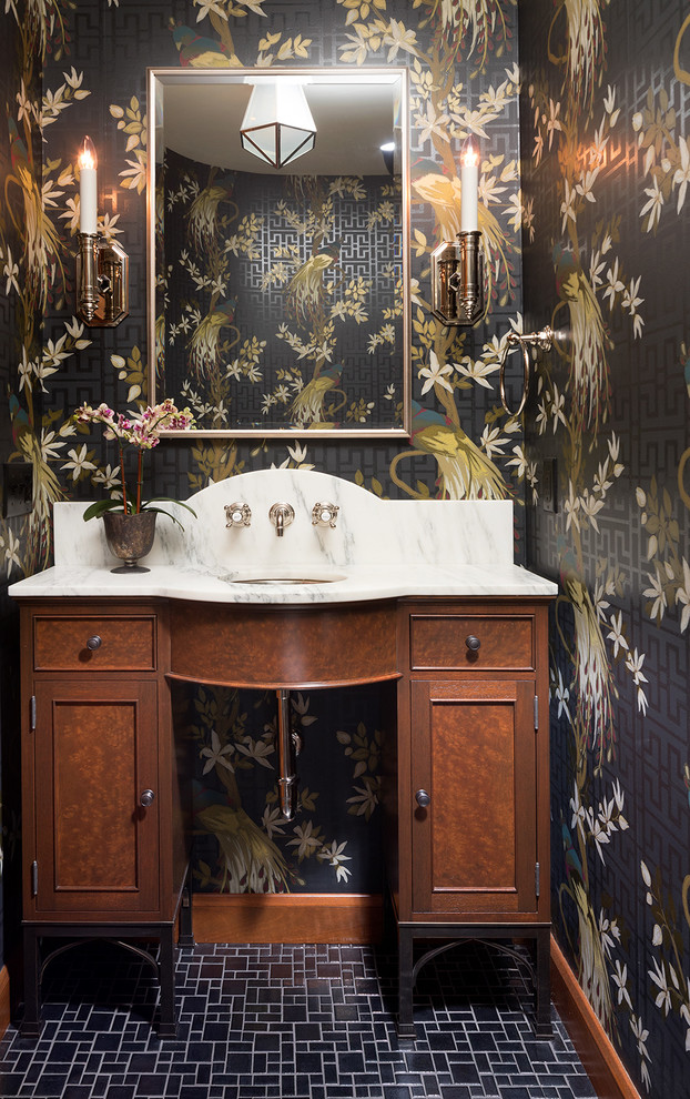 Klassische Gästetoilette mit Schrankfronten mit vertiefter Füllung, dunklen Holzschränken, bunten Wänden, Mosaik-Bodenfliesen, Unterbauwaschbecken, schwarzem Boden und weißer Waschtischplatte in Minneapolis