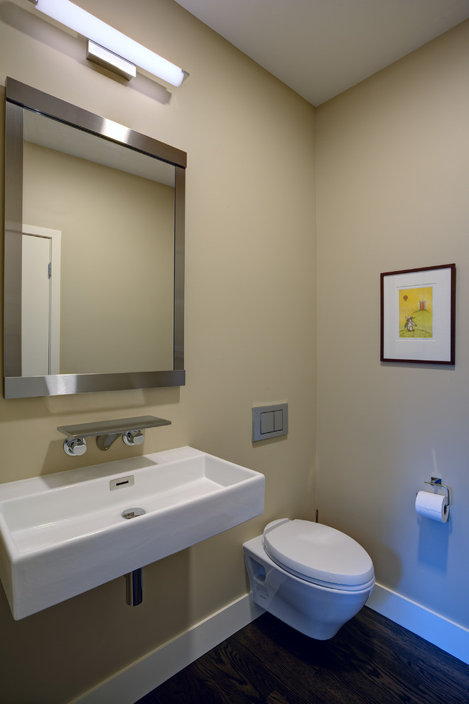 Kleine Moderne Gästetoilette mit Wandtoilette, Wandwaschbecken, beiger Wandfarbe, dunklem Holzboden und schwarzem Boden in San Francisco