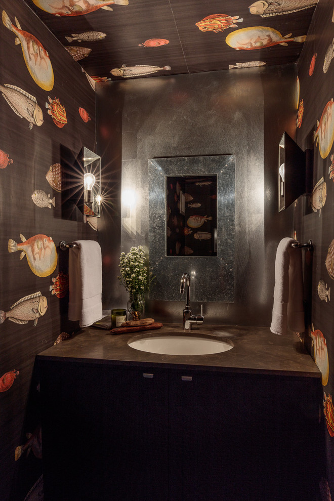 Exemple d'un petit WC et toilettes éclectique avec des portes de placard noires, un lavabo encastré et un plan de toilette en onyx.