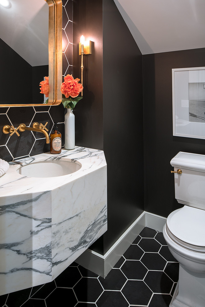 Inredning av ett klassiskt litet toalett, med en toalettstol med separat cisternkåpa, svart kakel, porslinskakel, svarta väggar, klinkergolv i porslin, ett undermonterad handfat, marmorbänkskiva och svart golv