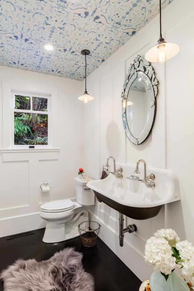 サンフランシスコにあるトランジショナルスタイルのおしゃれなトイレ・洗面所 (白い壁、壁付け型シンク、黒い床) の写真