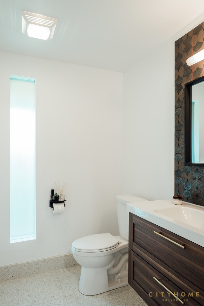 ソルトレイクシティにある中くらいなモダンスタイルのおしゃれなトイレ・洗面所 (白い壁、テラゾーの床、人工大理石カウンター、白い床) の写真