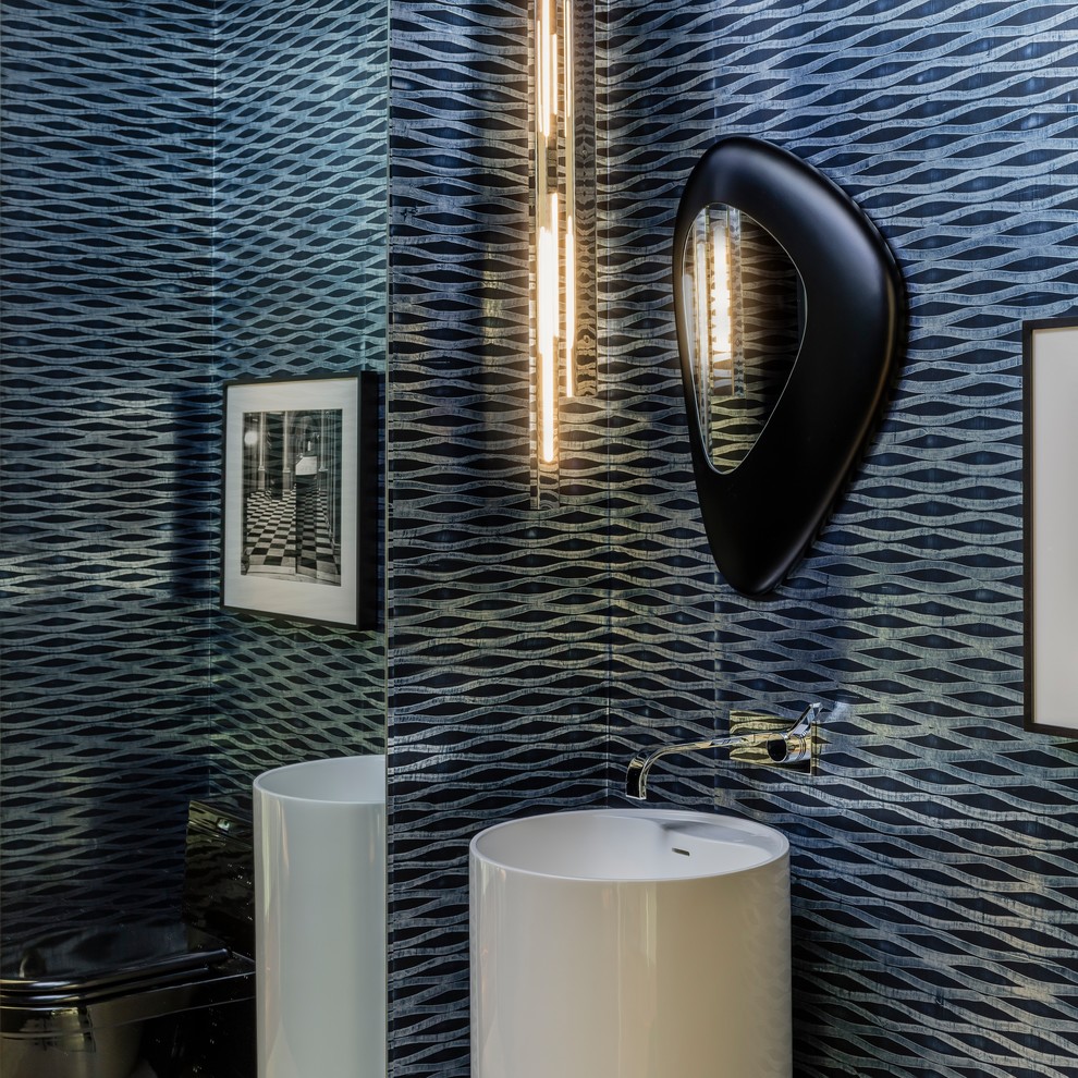 Пример оригинального дизайна: туалет среднего размера в современном стиле с синей плиткой, синими стенами, полом из керамогранита, белым полом, унитазом-моноблоком и раковиной с пьедесталом