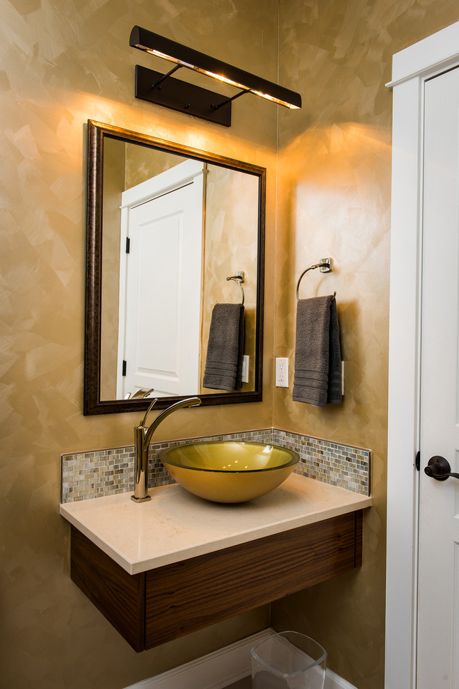 Mittelgroße Moderne Gästetoilette mit farbigen Fliesen, Mosaikfliesen, gelber Wandfarbe, Aufsatzwaschbecken und Mineralwerkstoff-Waschtisch in Sonstige