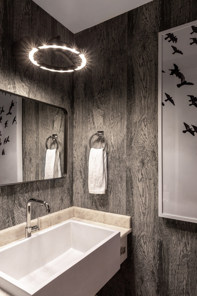 シカゴにあるコンテンポラリースタイルのおしゃれなトイレ・洗面所 (茶色い壁、ベージュのカウンター) の写真