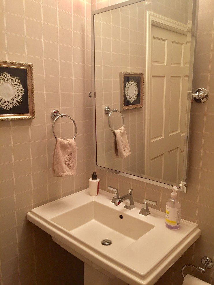 Exempel på ett litet klassiskt toalett, med beige väggar, mellanmörkt trägolv, ett piedestal handfat och brunt golv