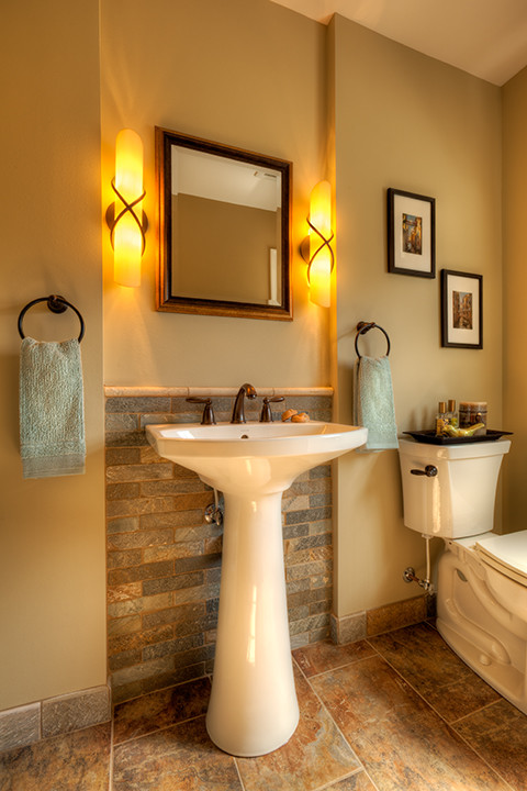Ispirazione per un bagno di servizio tradizionale di medie dimensioni con lavabo a colonna, WC a due pezzi, pareti beige e pavimento con piastrelle in ceramica
