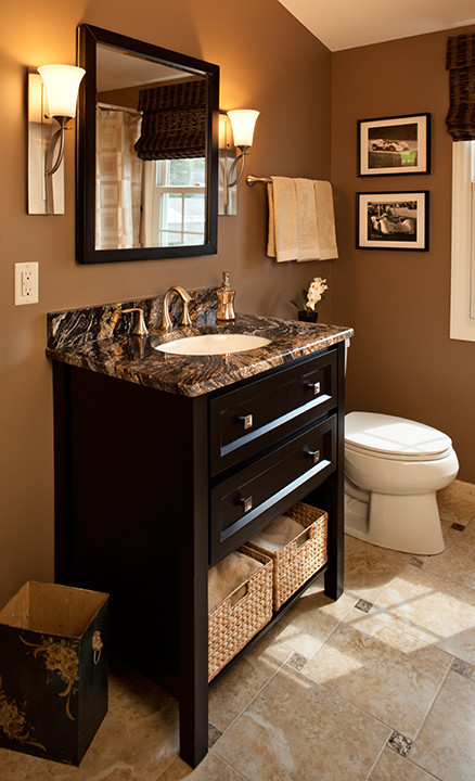 На фото: туалет среднего размера в классическом стиле с врезной раковиной, черными фасадами, столешницей из гранита, коричневыми стенами и полом из керамической плитки