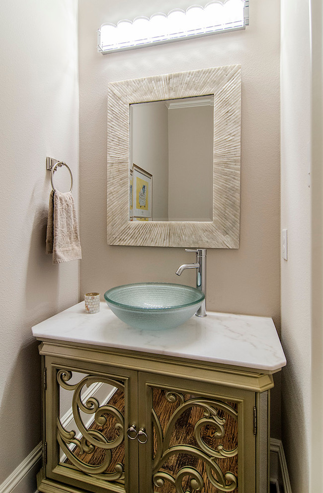 ダラスにあるトラディショナルスタイルのおしゃれなトイレ・洗面所 (ベッセル式洗面器、緑のキャビネット、ベージュの壁、白い洗面カウンター) の写真